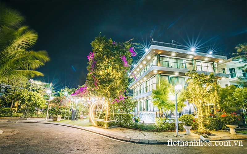 Không gian bên ngoài villa FLC Sầm Sơn vào buổi tối